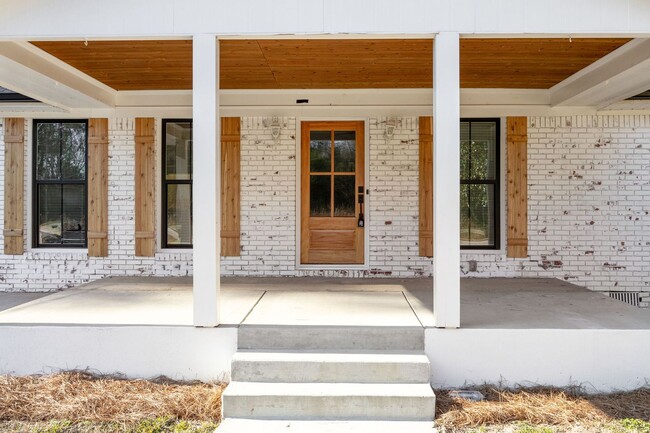 Building Photo - Beautifully Renovated Ranch Floor Plan, 3 ...