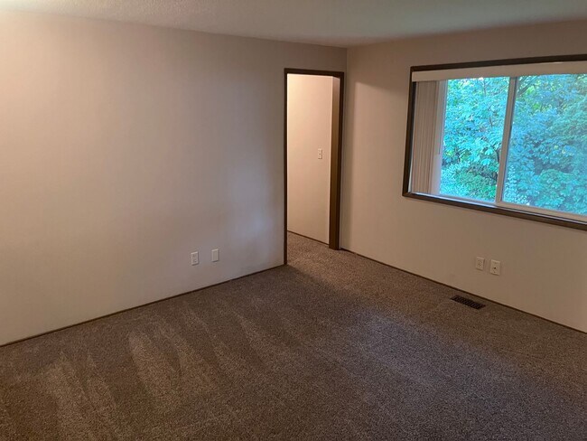 Building Photo - Duplex Off Barnes Rd. With Quick Access Ev...