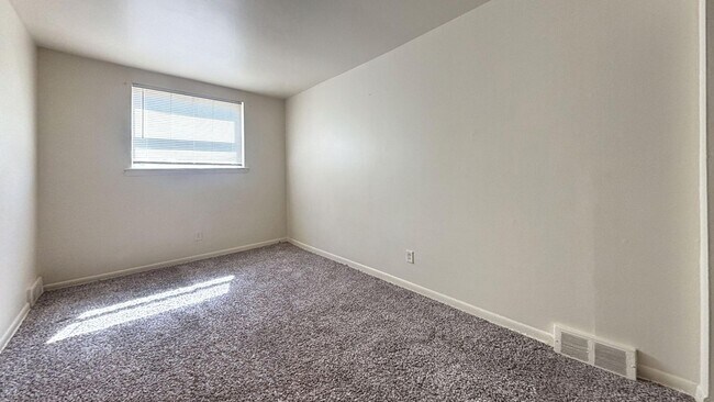 Building Photo - 9415 Lansford St