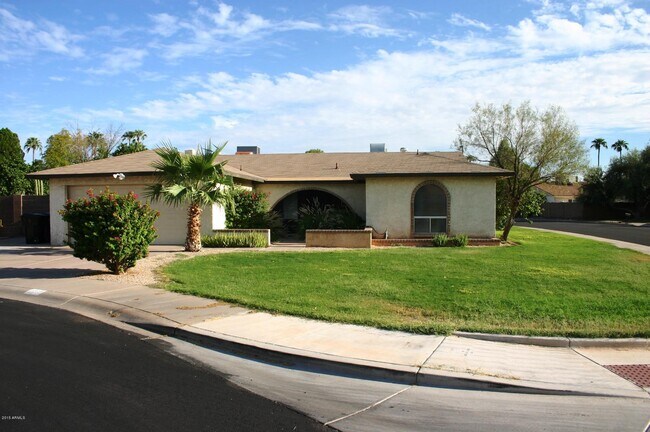 Primary Photo - 2217 S Las Flores