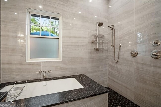 Building Photo - 407 8th St NE