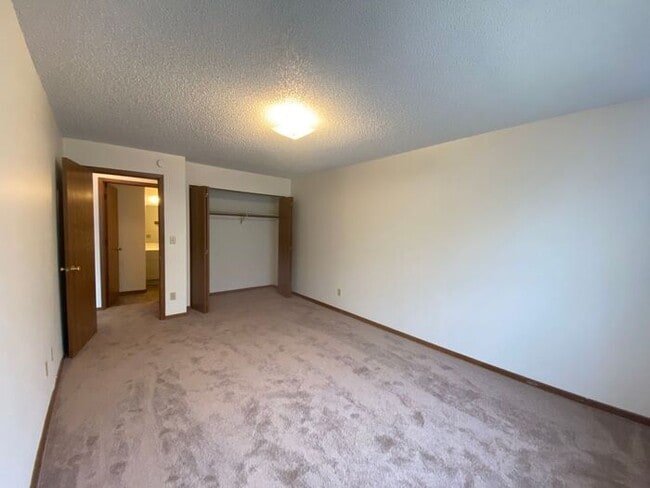 Building Photo - $1,200 | 2 Bedroom, 1 Bathroom Apartment |...