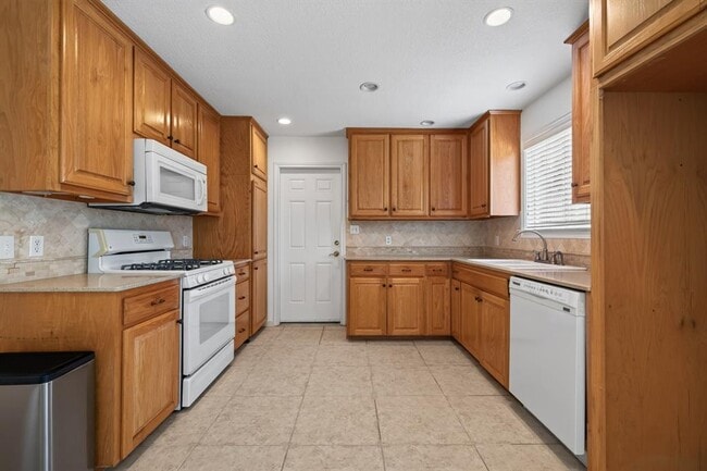 Building Photo - 1202 Knollpark Cir