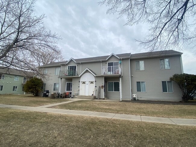 Building Photo - Updated 2 Bed, 1 Bath Townhome in West Fargo!