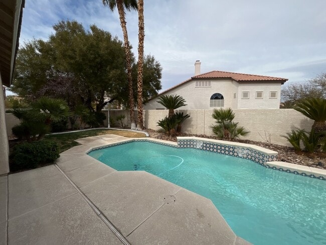 Building Photo - Beautiful 3 bedroom home with pool located in Castle Gate Community