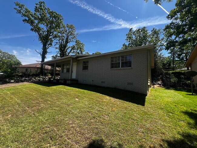 Building Photo - 405 Paula Dr