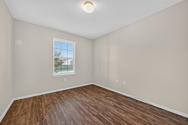 Building Photo - 1830 Cormorant Cres