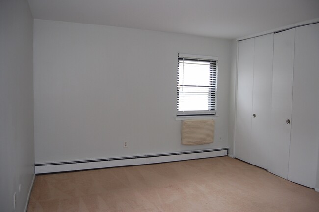 Building Photo - 401 US-22