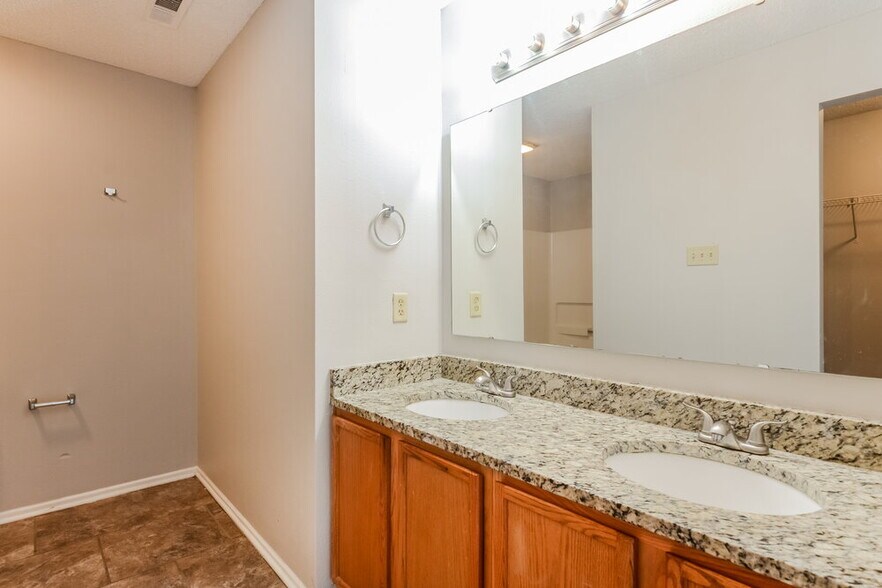 Building Photo - 2110 Dutch Elm Dr