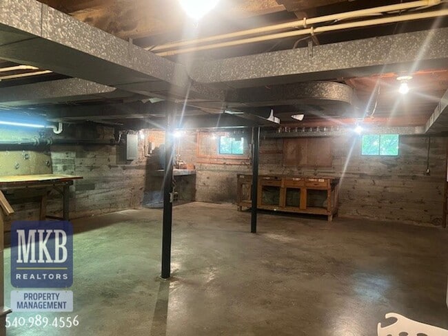 Building Photo - 2-Possibly 3 Bedroom completly remodeled h...