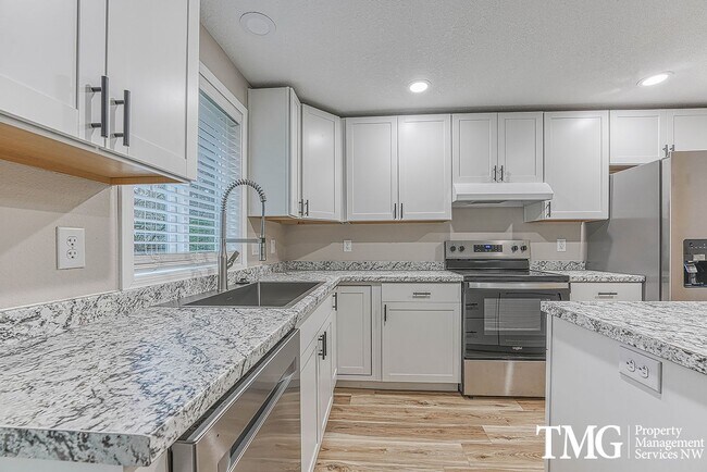 Building Photo - Wonderful 2 Story 3 Bed 2.5 Bath Home in Five Corners!