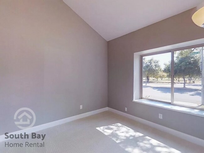 Building Photo - 3BD/1.5BA - Updated Townhouse with Modern ...