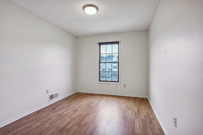 Building Photo - 41 Burlington Ct