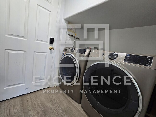 Building Photo - Beautifully Updated 3/2.5 House with Open ...