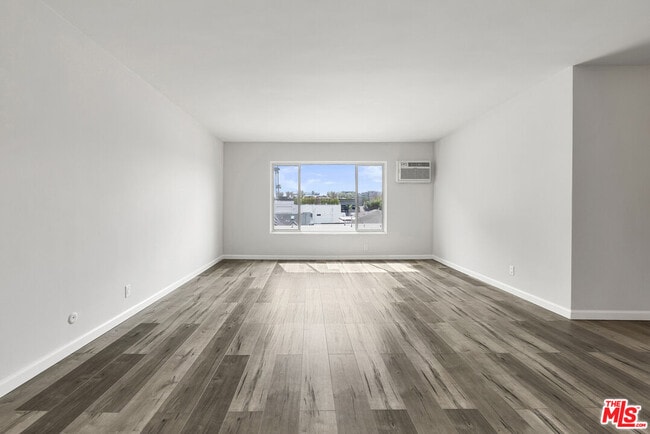 Building Photo - 645 Westmount Dr