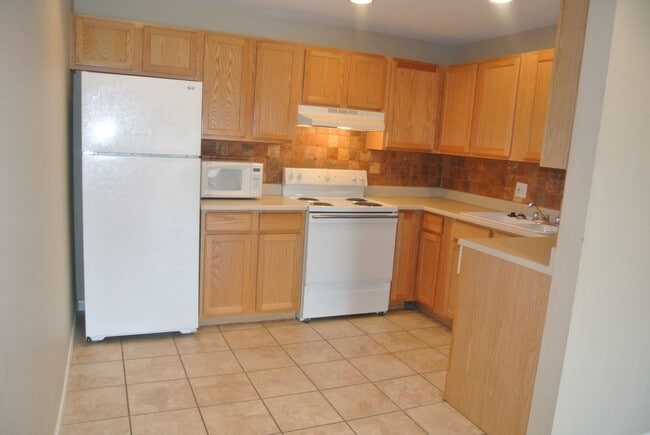 Building Photo - Online for roommate application only