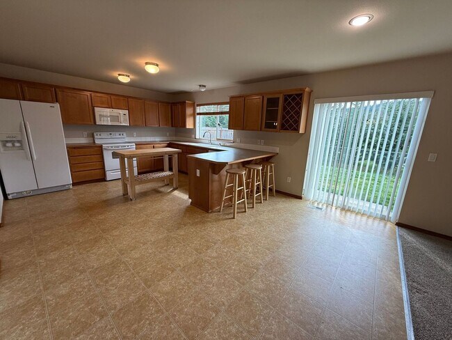 Building Photo - Beautiful 4 Bedroom in the Hidden Lake Community!