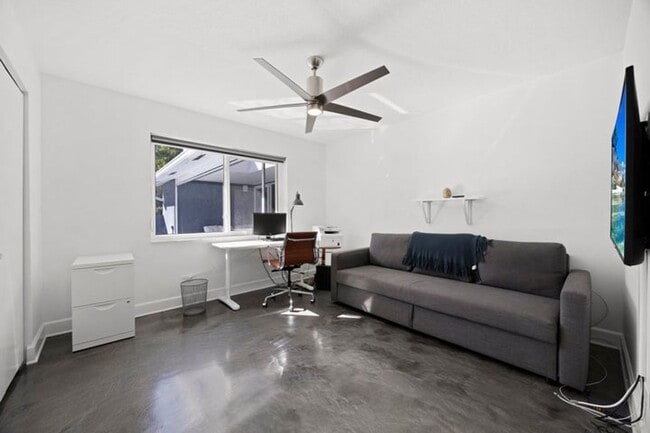 Building Photo - 930 NW 4th Ct