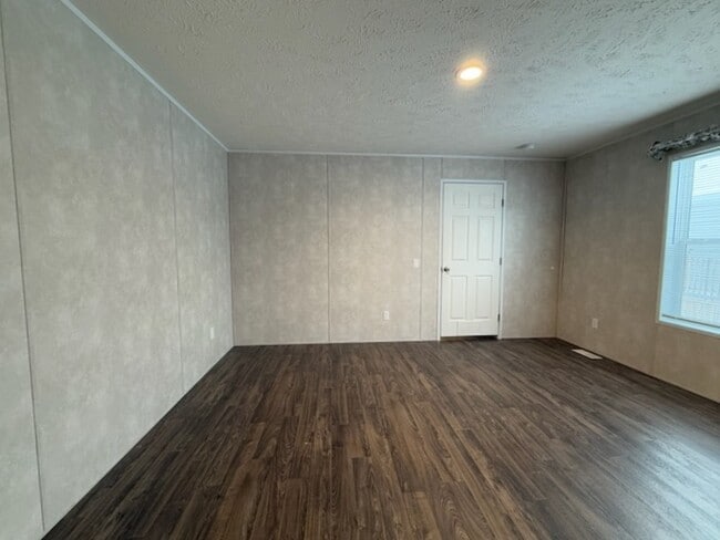 Building Photo - 38064 Leverette Ave