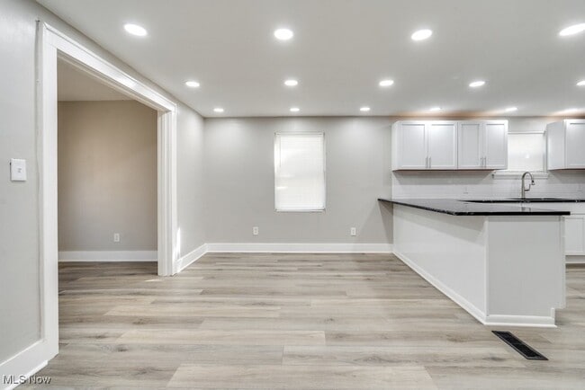 Building Photo - 920 Bloomfield Ave