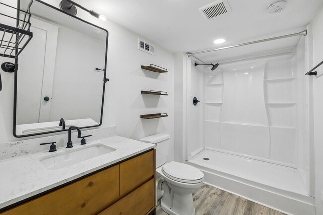 Building Photo - 902 Broadmoor Dr