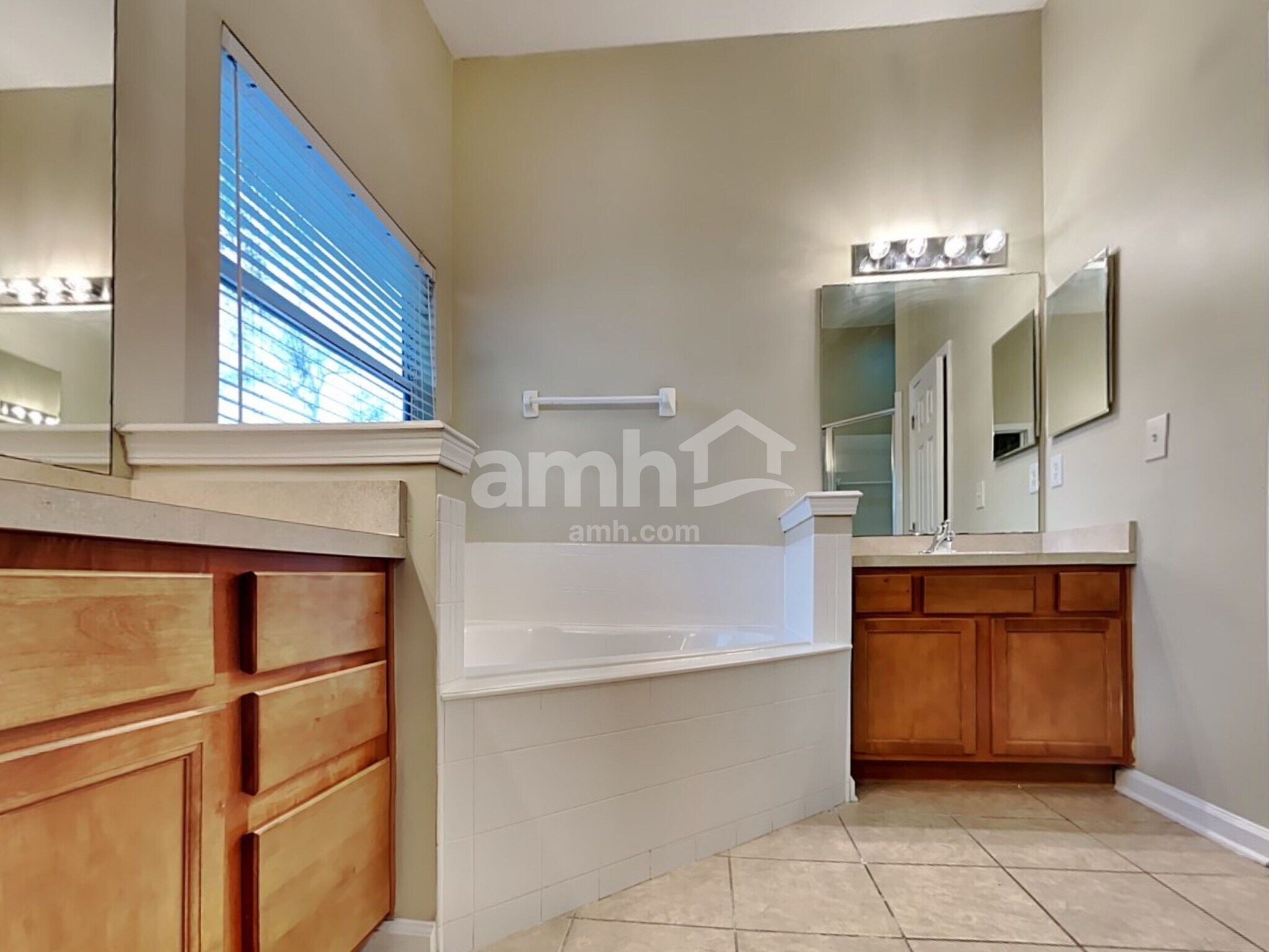 Building Photo - 3855 Westridge Dr