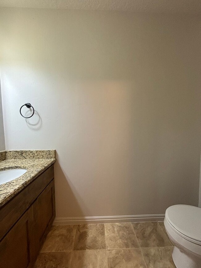 Building Photo - 3 bed 2.5 bath townhome