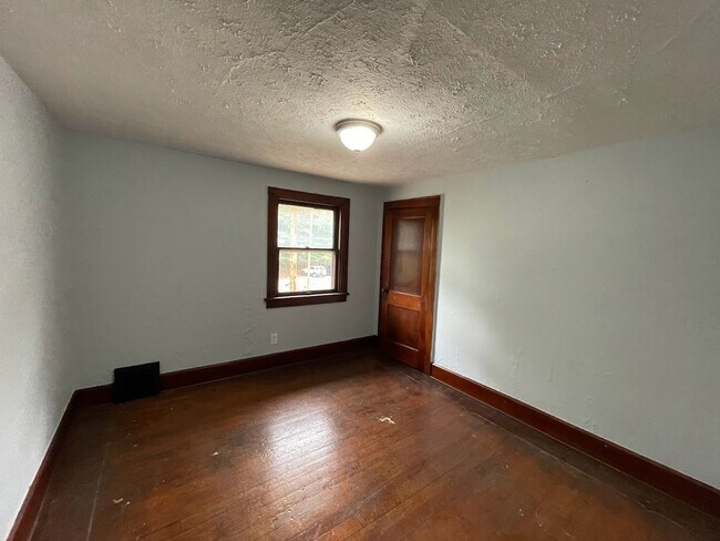 Building Photo - Three bedroom one bathroom home for rent