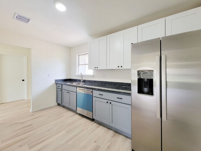 Building Photo - This beautifully remodeled 3-bedroom, 2-bathroom home in the heart of Lake Jackson, Texas, offers...