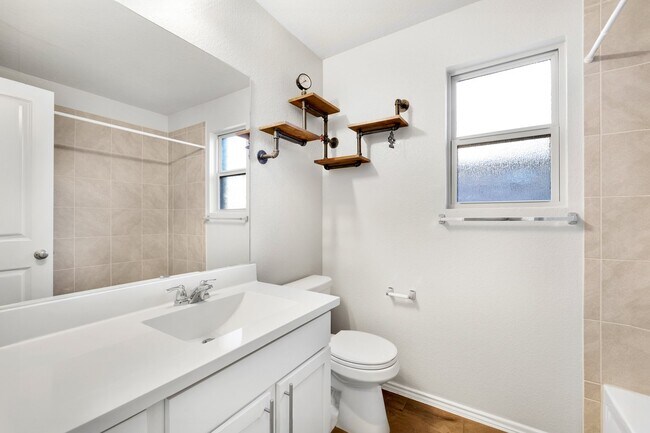 Building Photo - Charming Home with Elegant Granite Countertops and Cabinets!