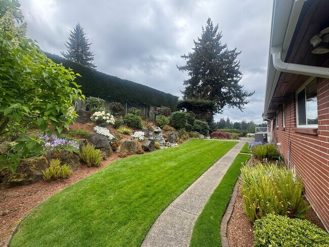 Building Photo - Stunning Three Bedroom With Amazing Views!