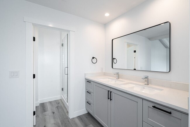 Building Photo - 905 W Balboa Blvd