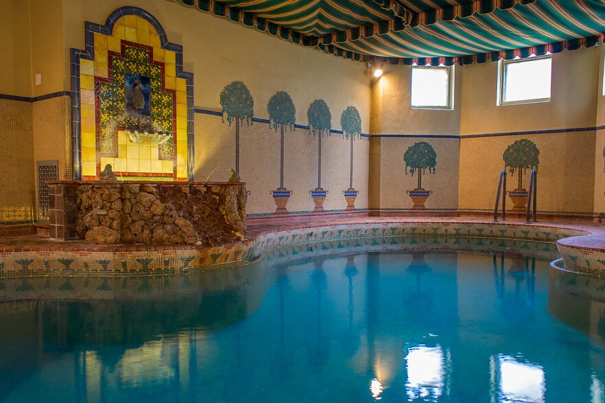 Building Photo - 2448 W Greenleaf Ave