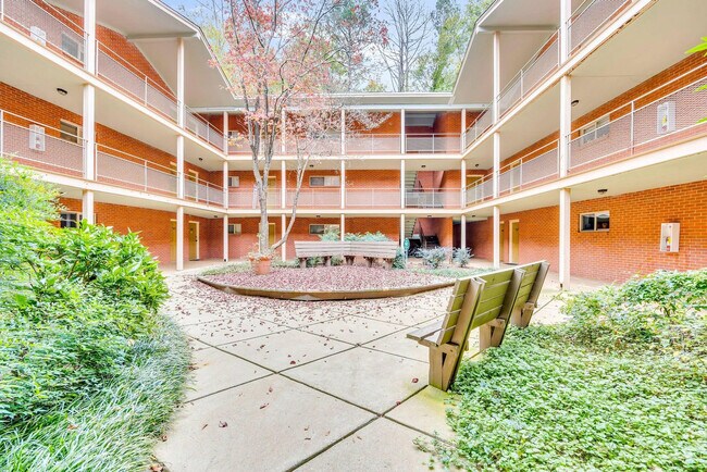 Building Photo - 250 Little St