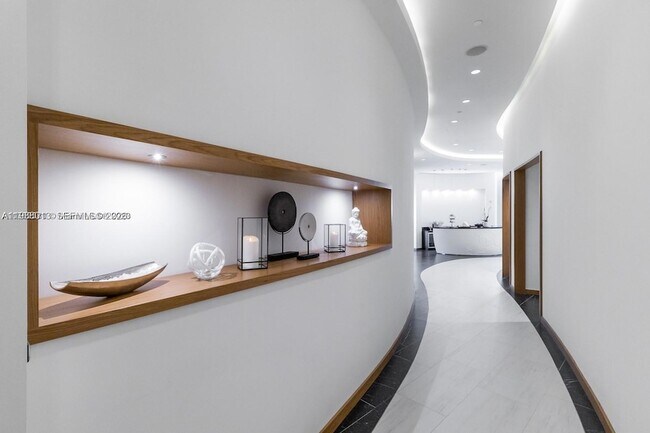 Building Photo - 851 NE 1st Ave