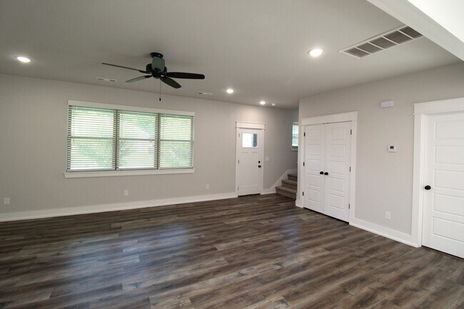Building Photo - 11 Hillswick Dr