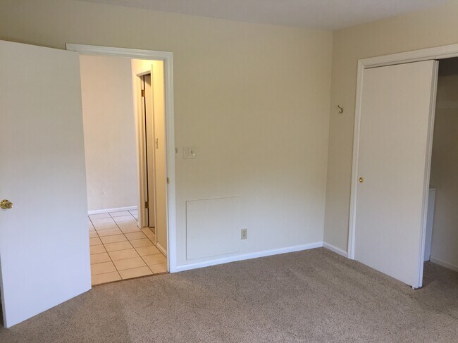 Building Photo - 2231 Glouchester Dr