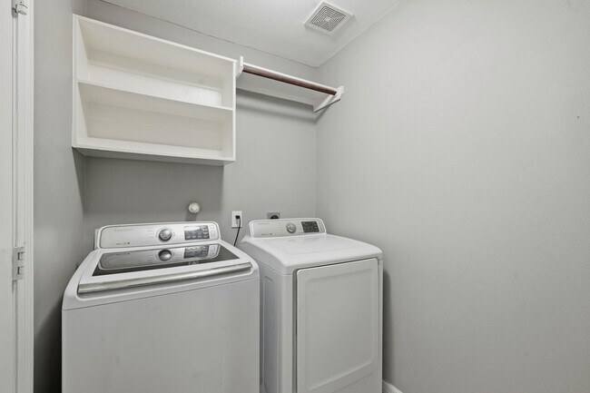 Building Photo - 1715 Round Oak Ln