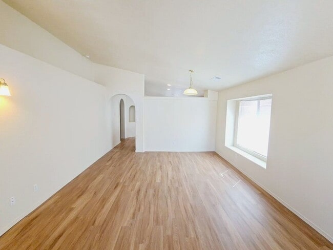 Building Photo - Gorgeous 4-bedroom, 2-bath home featuring ...