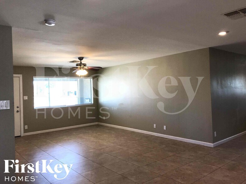 Building Photo - 8802 N 35th Dr