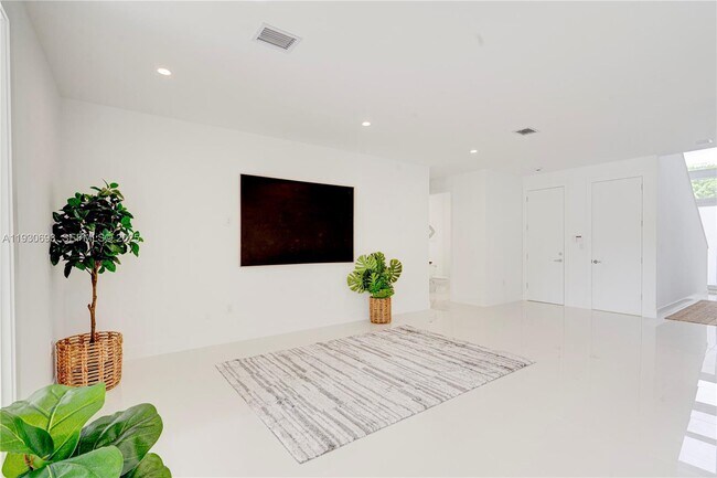 Building Photo - 1805 NW 22nd Ct