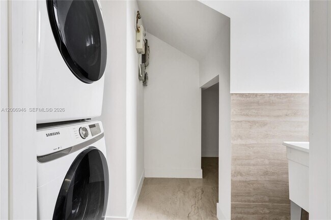 Building Photo - 2887 SW 33rd Ave