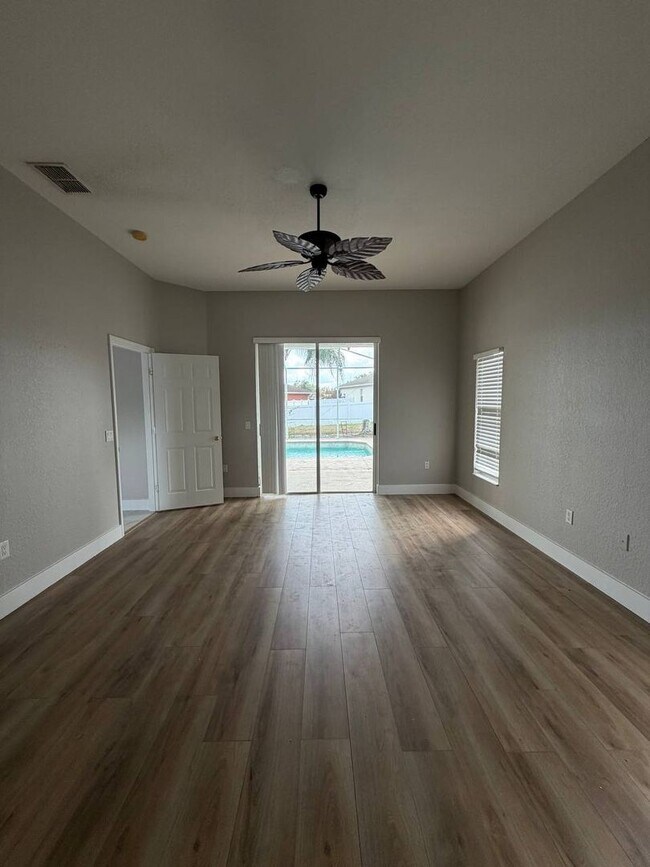 Building Photo - Welcome to your private Florida retreat in Lakeland!