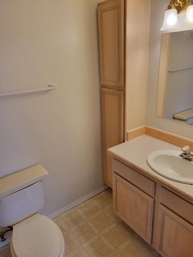 Building Photo - Newly remodeled 2 Bed, 2 Bath Duplex with ...