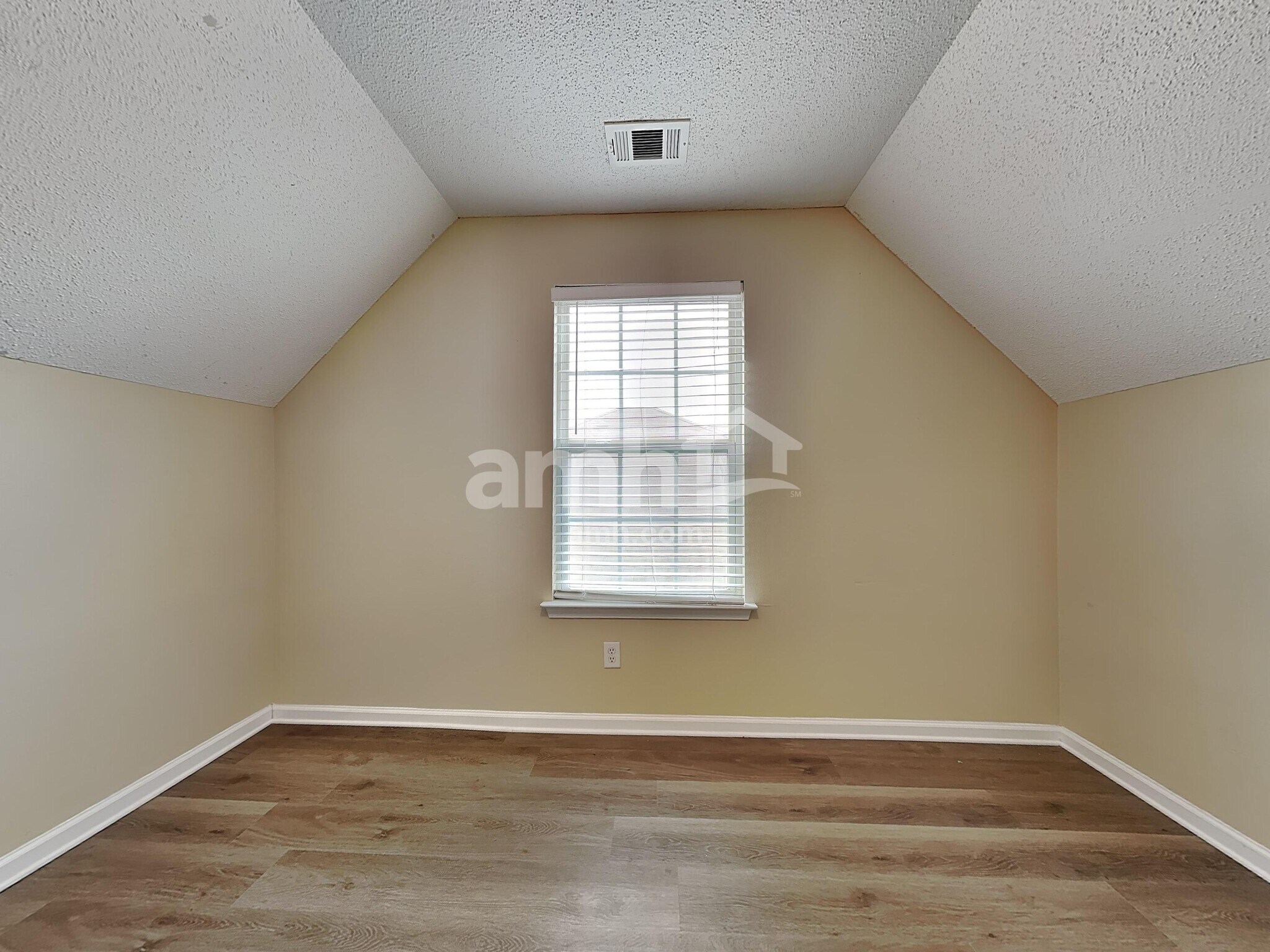 Building Photo - 15 Beacon Ln