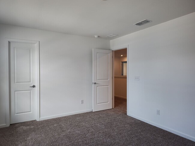 Building Photo - Move-in Ready home Located in The Parkside...