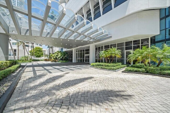 Primary Photo - 6301 Collins Ave