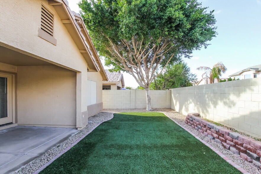 Building Photo - 10810 W Alvarado Rd
