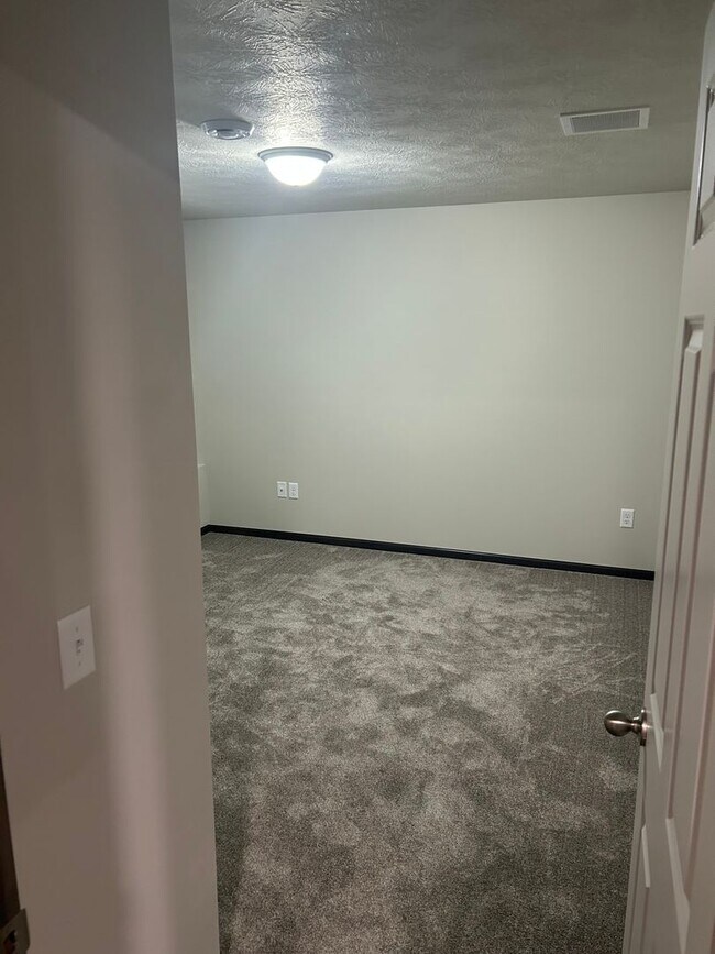 Building Photo - 4 bed 3 bath Townhome For Rent!