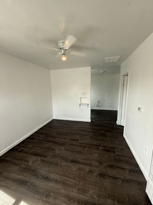 Building Photo - Private 1 Bed, 1 Bath Back Unit with Fresh...